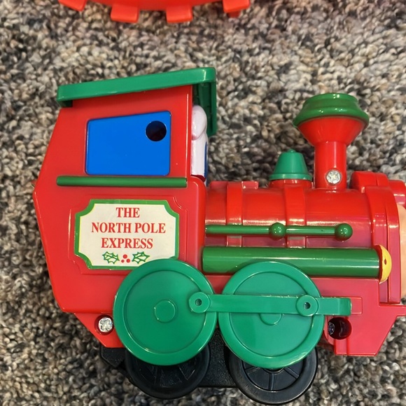 The North Pole Express semi-working -possibly fixable? 4 parts? Santa Train - Picture 5 of 13